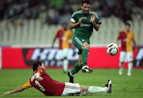 Aslan Atina'da kükredi
