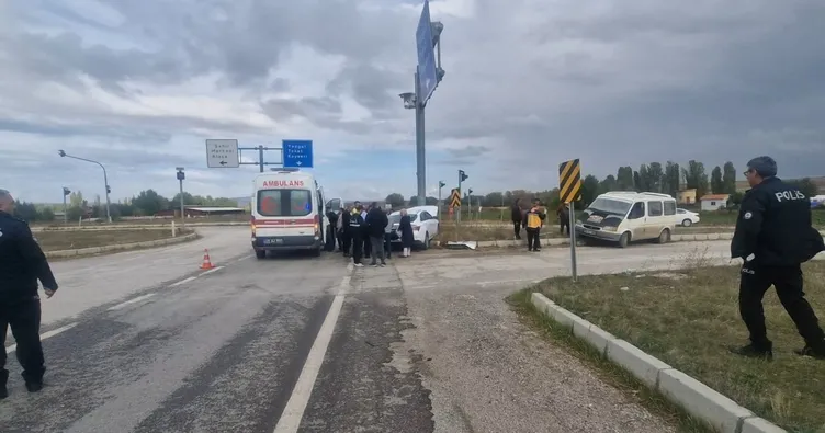 Minibüs ile otomobil çarpıştı! 6 yaralı