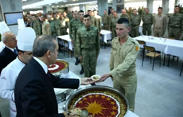 Cumhurbaşkanı Erdoğan askere aşure dağıttı