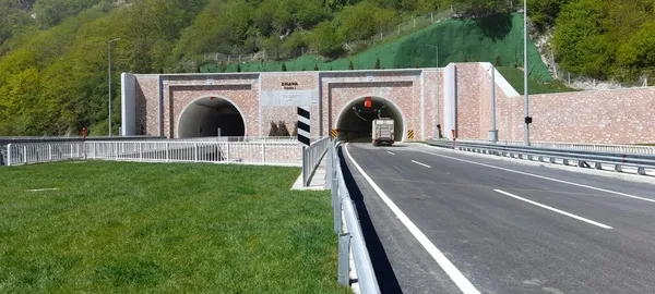 yeni-zigana-tunelinden-25-milyonun-uzerinde-arac-gecis-yapti-1705305772818.jpg