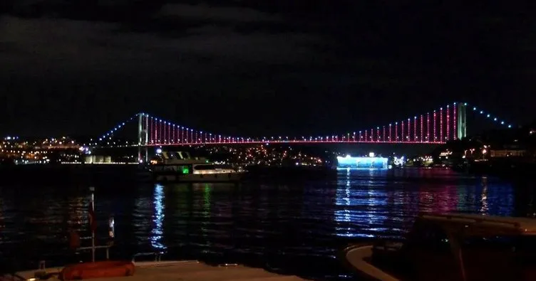 İstanbul’da köprüler Azerbaycan bayrağı renklerine büründü
