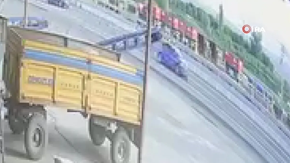 Iğdır’da orta refüje çarpan otomobilde 3 kişi yaralandı: Kaza anı kamerada Iğdır’da orta refüje çarpan otomobilde 3 kişi yaralandı: Kaza anı kamerada