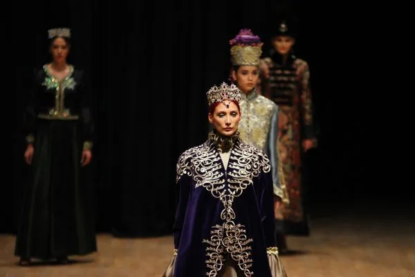 Geleneksel Türk gelinlikleri büyüledi