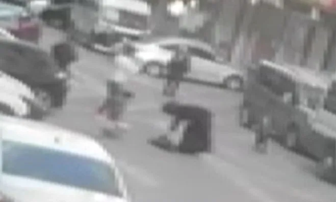 SON DAKİKA: Esenyurt’ta korkunç görüntü: Minibüs küçük çocuğu ezip geçti!