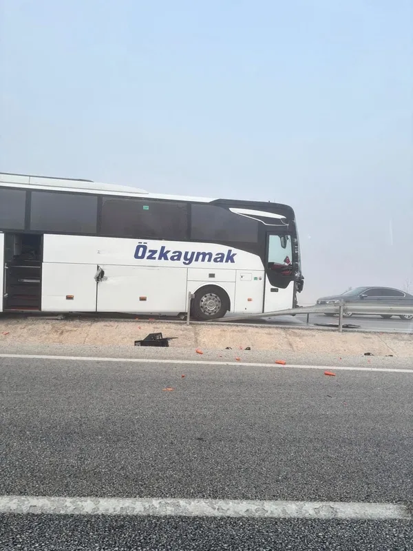 sis-ve-gizli-buzlanma-kazaya-neden-oldu-yolcu-otobusu-tir-ve-otomobiller-birbirine-girdi-1766260883610.jpg