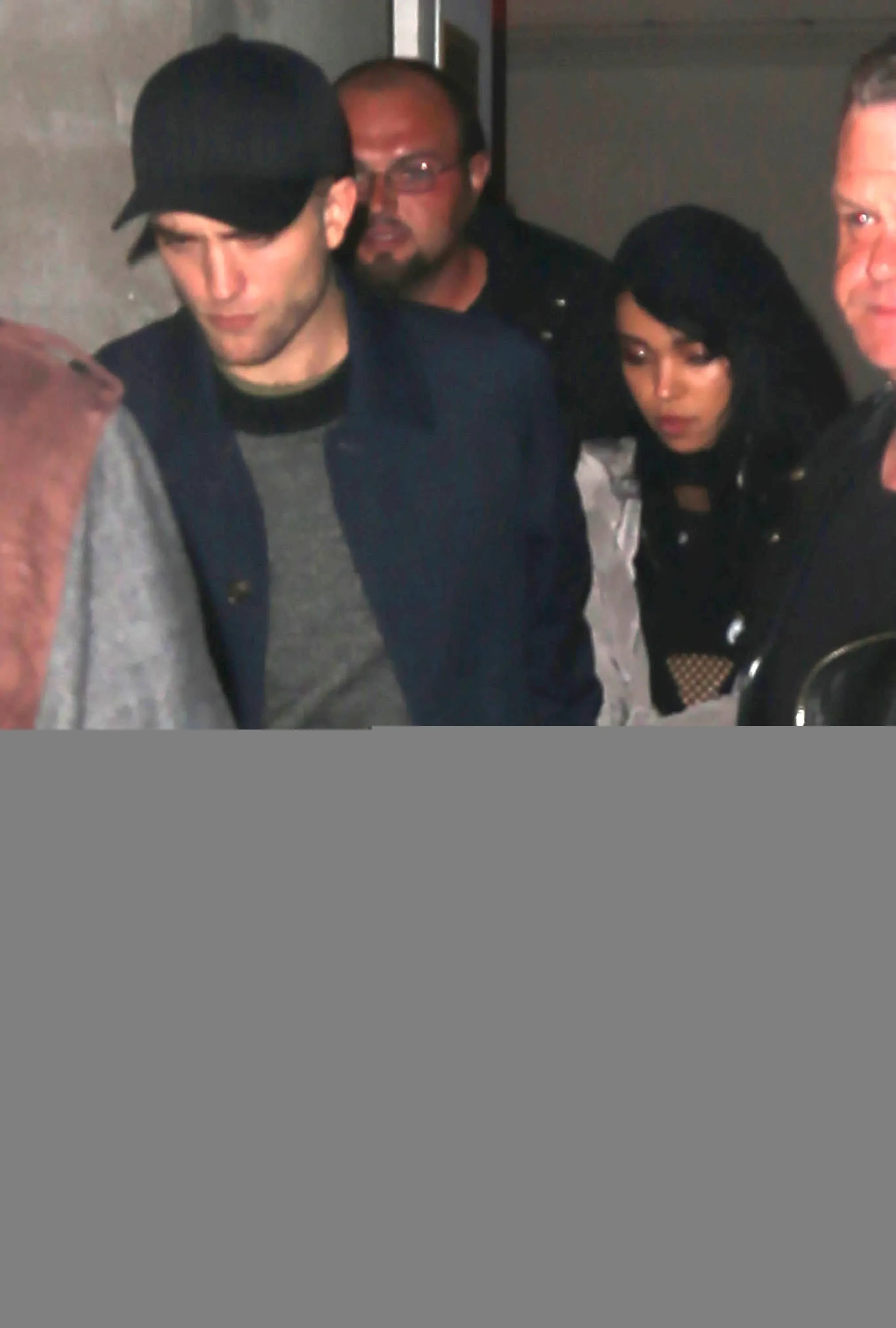 Robert Pattinson ve sevgili FKA Twigs y&#252;z&#252;n&#252; gizledi