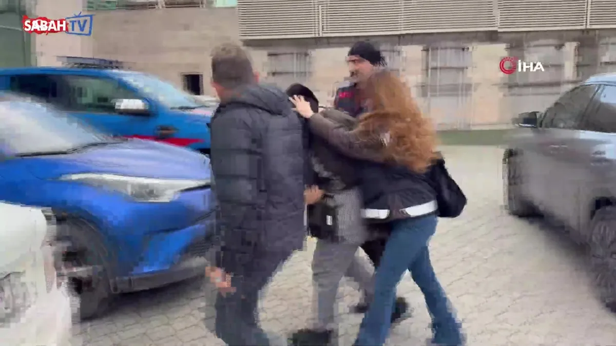 Yasak aşk yaşadığı şahsın boğazını keserek öldürdü! 3 kişi adliyeye sevk edildi | Video videosunu izle Yasak aşk yaşadığı şahsın boğazını keserek öldürdü! 3 kişi adliyeye sevk edildi | Video videosunu izle