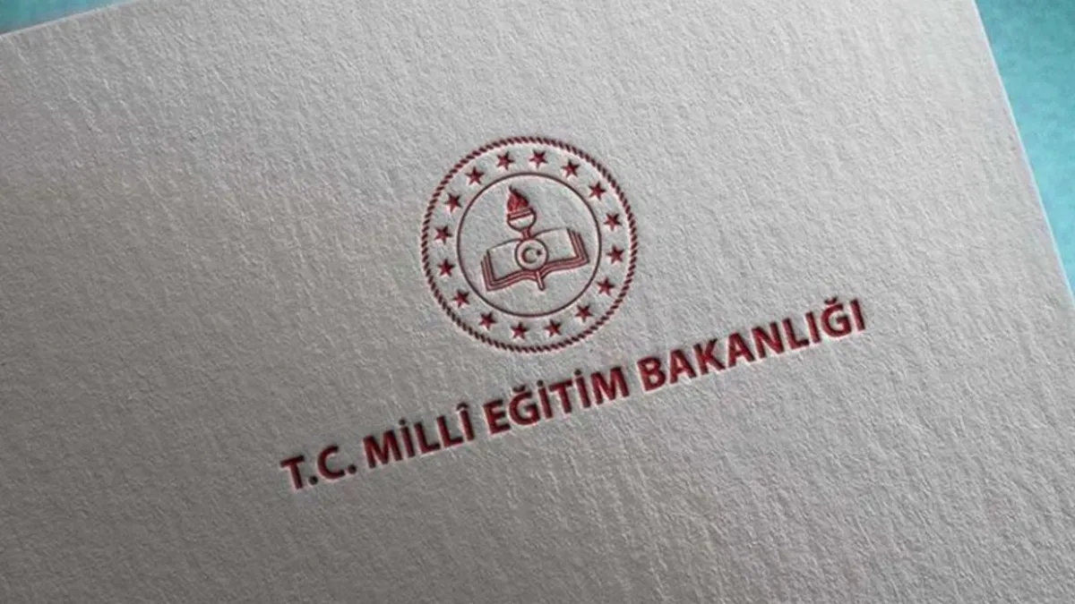 MEB binası önünde öğrenciler ve eğitim faaliyetlerini temsil eden görsel