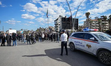 Federasyon bahanesiyle kaos: Suriye’de provokatif eylemler patlak verdi! Güvenlik güçleri hedef alındı