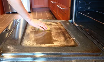 Fırındaki geçmeyen lekeyi tek harekette yok ediyor! Sadece üç malzeme...