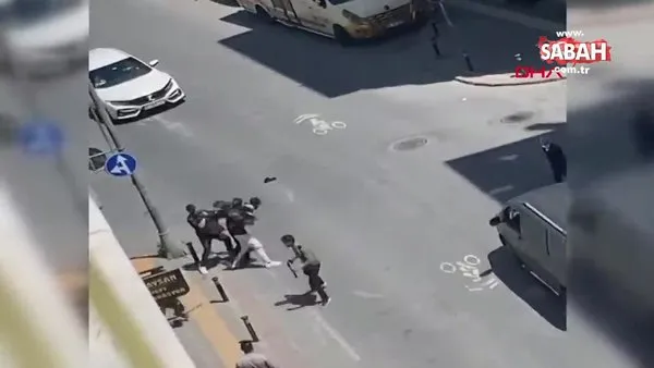 İstanbul Zeytinburnu'nda kemerlerle birbirlerine saldıran iki grup kamerada