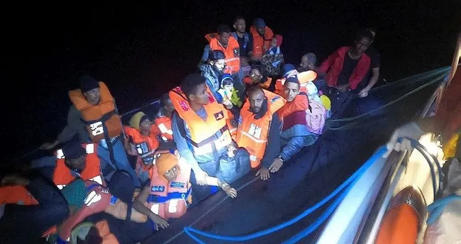 İzmir açıklarında 154 düzensiz göçmen yakalandı İzmir açıklarında 154 düzensiz göçmen yakalandı