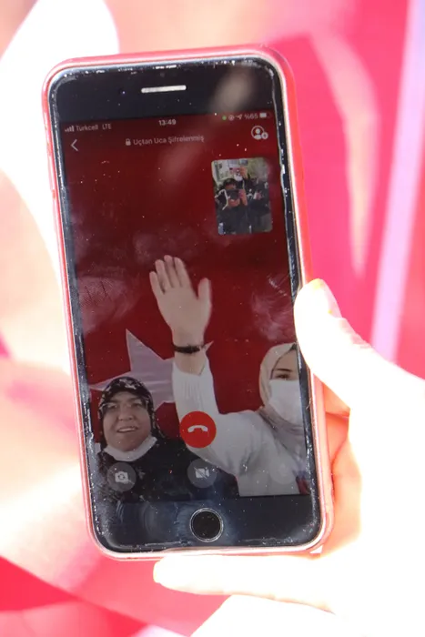 SON DAKİKA HABERİ: Hakkari'de bayraklı protesto! Kadınlardan Diyarbakır annelerine destek...