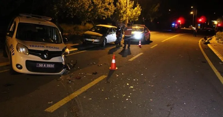 Dur ihtarına uymayan sürücü polis aracına çarptı: 3 yaralı