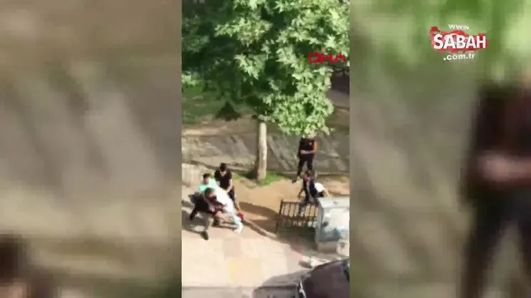 Sultangazi'de iki grup arasında yumruklu kavga kamerada | Video