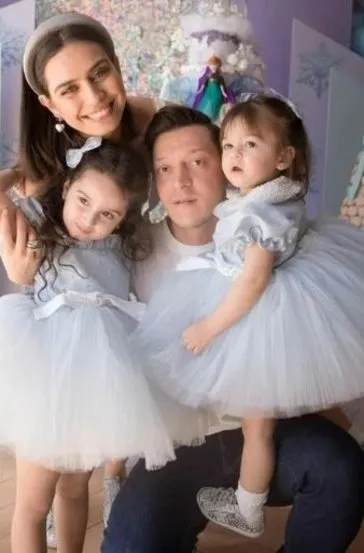 Mesut Özil ile Amine Gülşe’den minik kızları Eda’nın doğum gününde aile pozları!