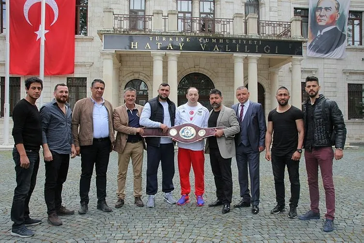 Boks şampiyonu Ali Eren Demirezen Suriye sınırındaki askerleri ziyaret etti