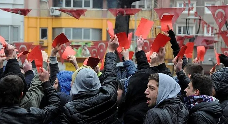 Trabzonspor taraftarlarından kırmızı kartlı yürüyüş