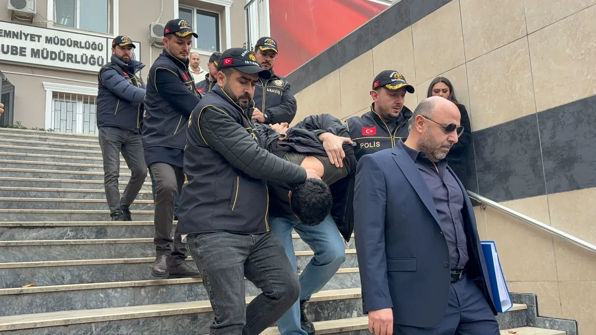 Şişli’deki kesik baş cinayetinin failleri adliyeye sevk edildi Şişli’deki kesik baş cinayetinin failleri adliyeye sevk edildi