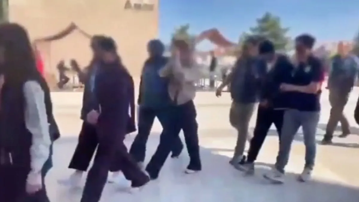 Polis ekiplerinin siber suç operasyonunda şüphelileri gözaltına alması