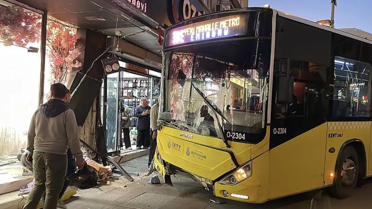 Bayrampaşa'da İETT otobüsü gelinlik mağazasına girdi