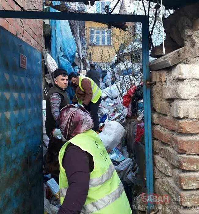 Amasya’da bir evden tonlarca çöp çıktı