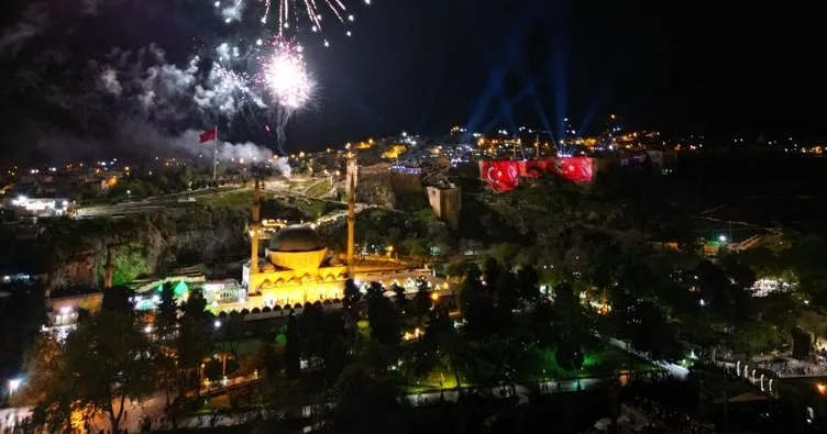 Kurtuluş temalı ışık ve lazer gösterisi tarihi Urfa kalesi’ne yansıtıldı