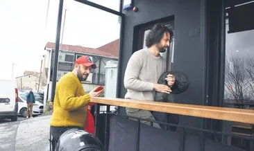 Mekana varınca telefona sarıldı