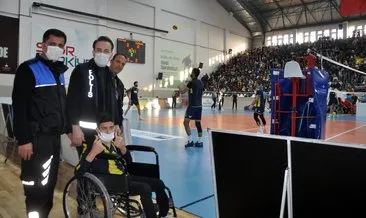 Fenerbahçeli, engelli taraftar Umut’a polisten canlı maç jesti