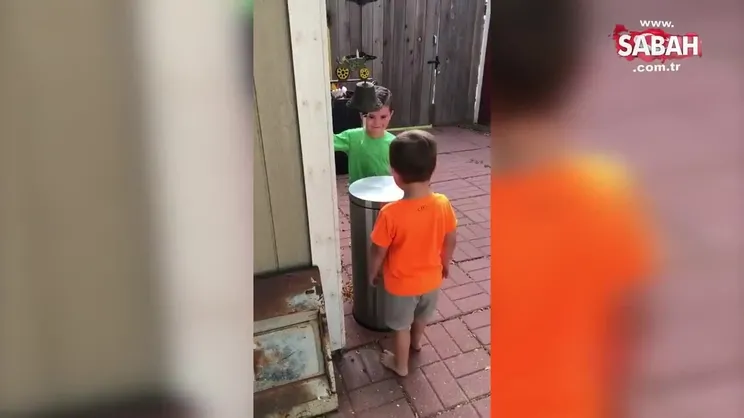 Çöp kutusunu oyuncağa çeviren minikler