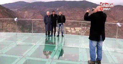 Trabzonsporlu futbolcuların cam seyir terasındaki zor anları