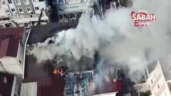 İstanbul Beylikdüzü'ndeki bir binanın çatısı alev alev yandı
