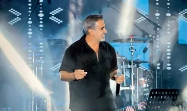Sahneden inip annesinin elini öptü!
