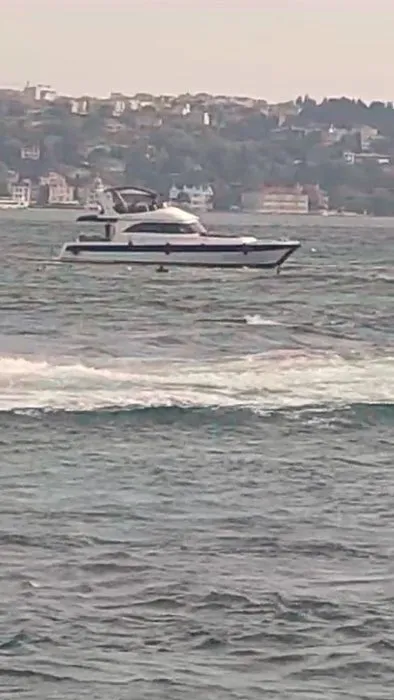 İstanbul’da korku dolu anlar: Beşiktaş’ta tekne alabora oldu! Suya düşen 4 kişi kurtarıldı
