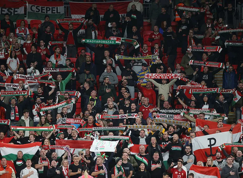 ingiltere-macaristan-macinda-gergin-anlar-polis-ve-taraftarlar-1634071185058.jpg