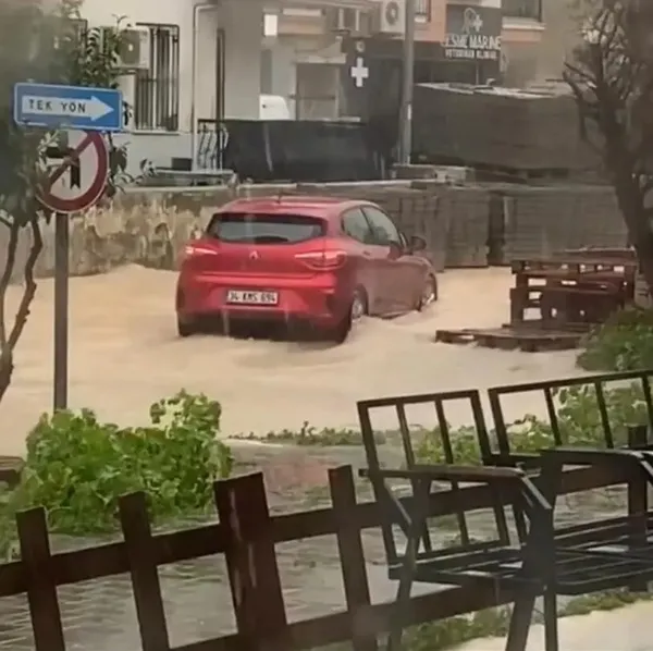 cesmeyi-saganak-vurdu-yollar-gole-dondu-1793029765539.jpg