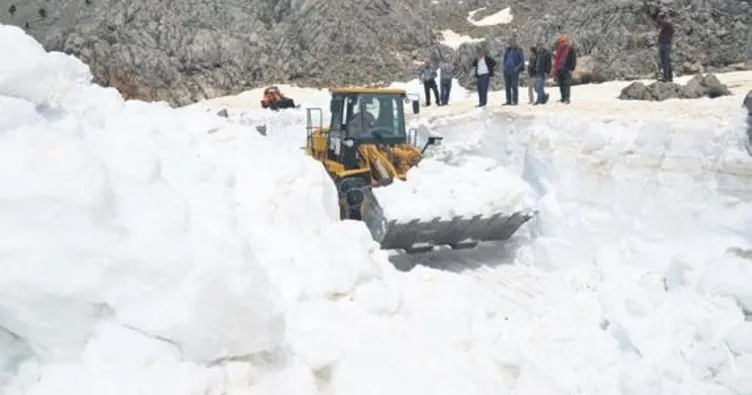 Antalya’da karla mücadele sürüyor