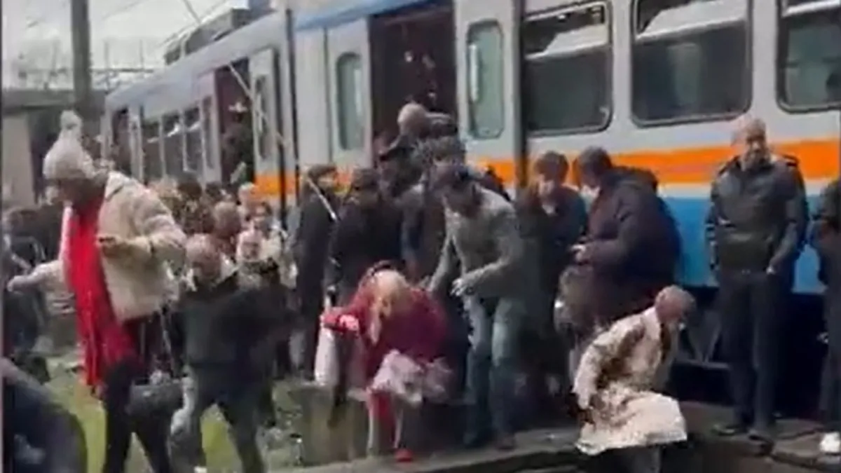 Esenler'de Metro Raydan Çıktı: Yolcular Tahliye Edildi, Seferler Aksıyor