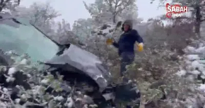 Uçurumdan yuvarlanan otomobil vinç yardımıyla kurtarıldı | Video