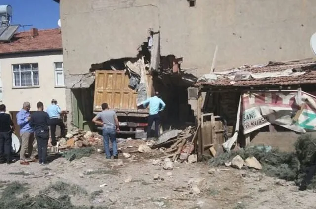 Malatya’da yokuş inen kamyon bahçe duvarını aşıp eve çarptı