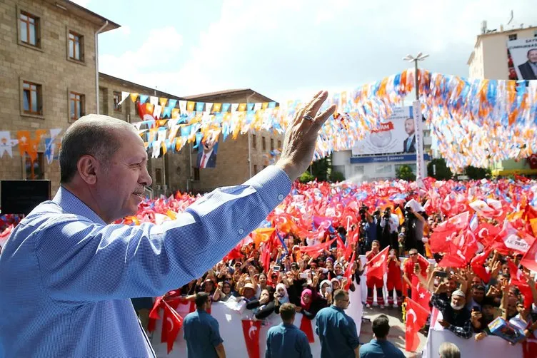 Vatandaşlar Cumhurbaşkanı Erdoğan'ı Isparta'da coşkuyla karşıladı