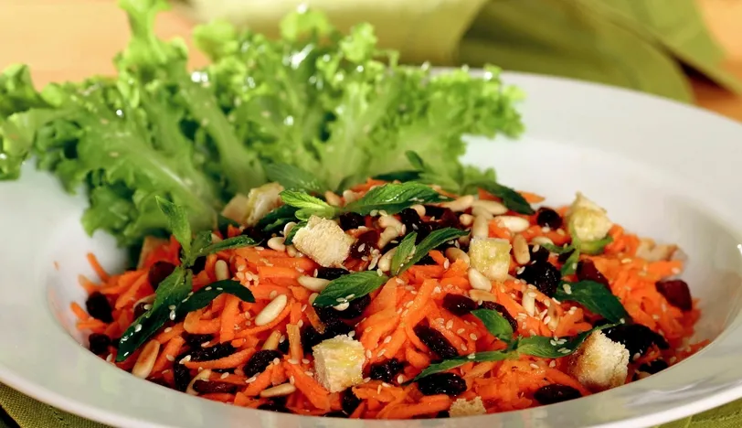 Kuru Üzümlü Havuç Salatası