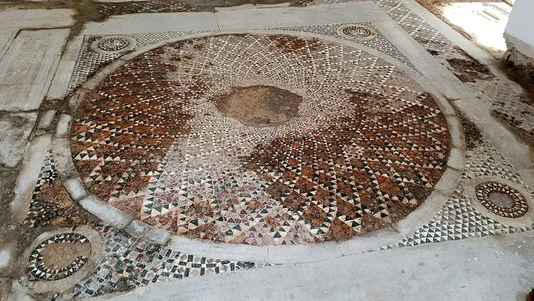Camide gün yüzüne çıkan mozaikler koruma altına alındı