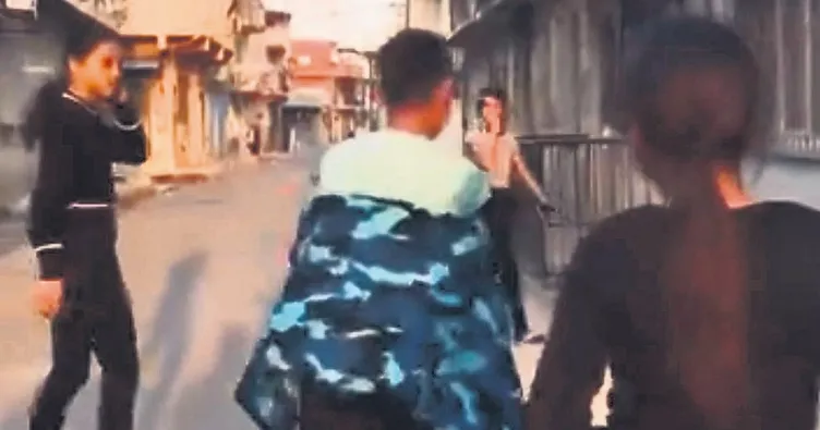 Kız çocuğunun önünü kesip darp ettiler şarkı ekleyip sosyal medyadan paylaştılar