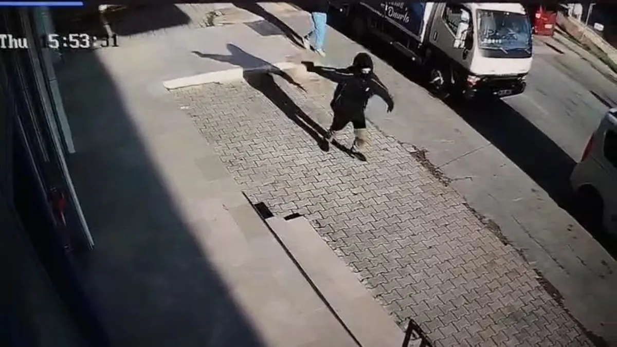 SON DAKİKA… Yer İstanbul Arnavutköy! 14 yaşındaki saldırgan zincir markete ateş açtı: O anlar kamerada! SON DAKİKA… Yer İstanbul Arnavutköy! 14 yaşındaki saldırgan zincir markete ateş açtı: O anlar kamerada!