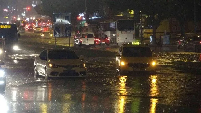 Antalya’da yollar göle döndü, bir vatandaş araçlar arasında yüzdü