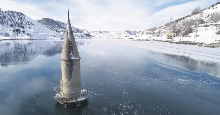 Buz yüzeyindeki minare ilgi çekti