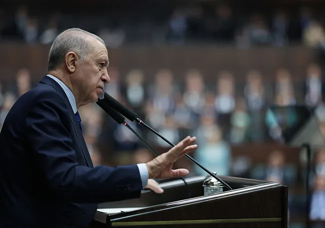 baskan-erdogandan-ak-parti-genisletilmis-il-baskanlari-toplantisinda-onemli-aciklamalar-1748344685485.jpeg Başkan Erdoğan'dan yeni anayasa mesajı: Darbe anayasası utancından milleti kurtaracağız