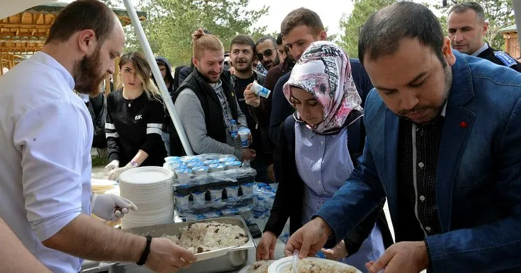 Erzurum Turizm Haftası’nda üniversitelilere etli pilav dağıtıldı