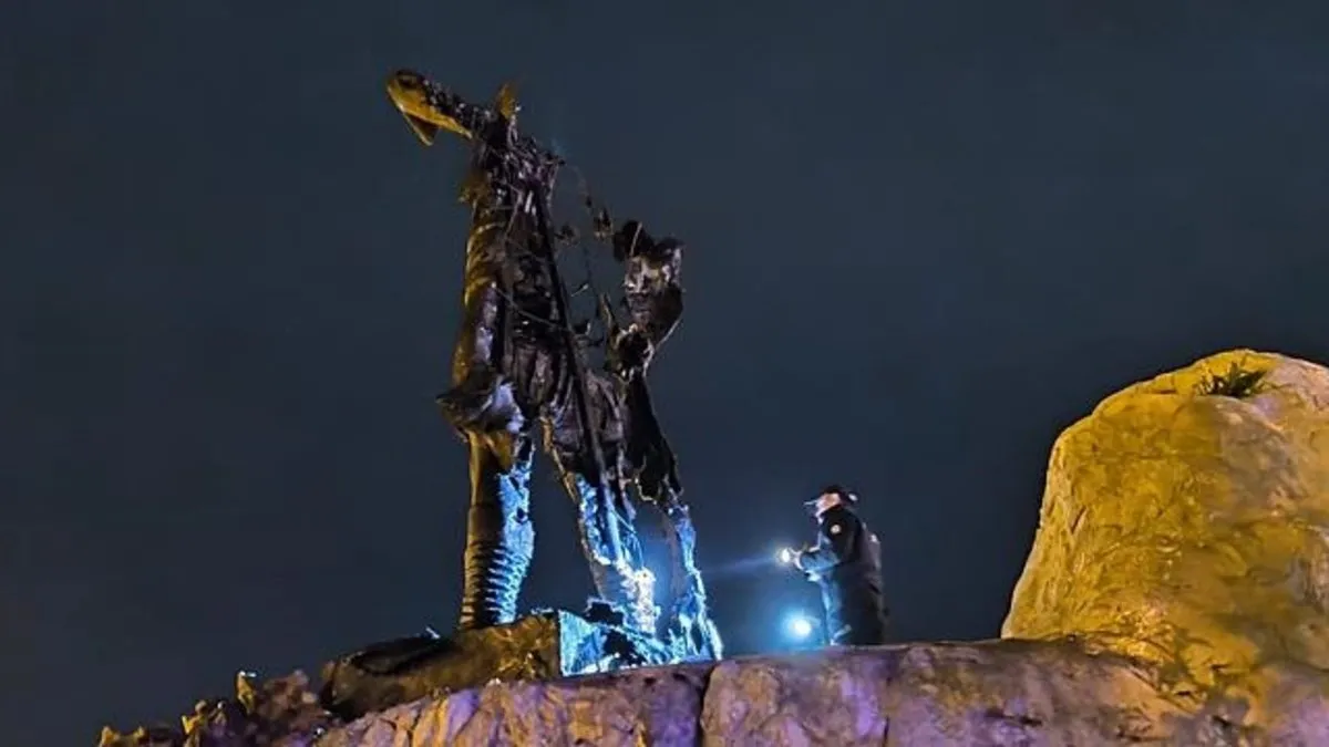 Denizli de Milli Mücadele kahramanının heykeli kundaklandı